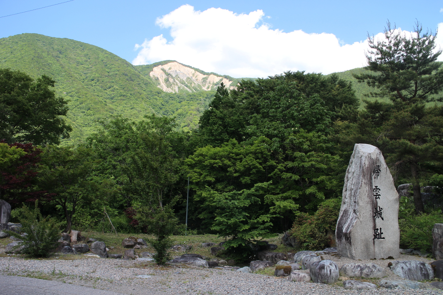 災害名 帰雲山の大崩壊 かえりぐもやまのだいほうかい 発生年月日 1586 天正13 年 主要被災地 庄川流域 災害要因 御母衣 みぼろ 断層が動いたことで起きたとされる天正地震の震動 概 要 白川村保木脇 ほきわき の庄川対岸にあたる帰雲山 標高