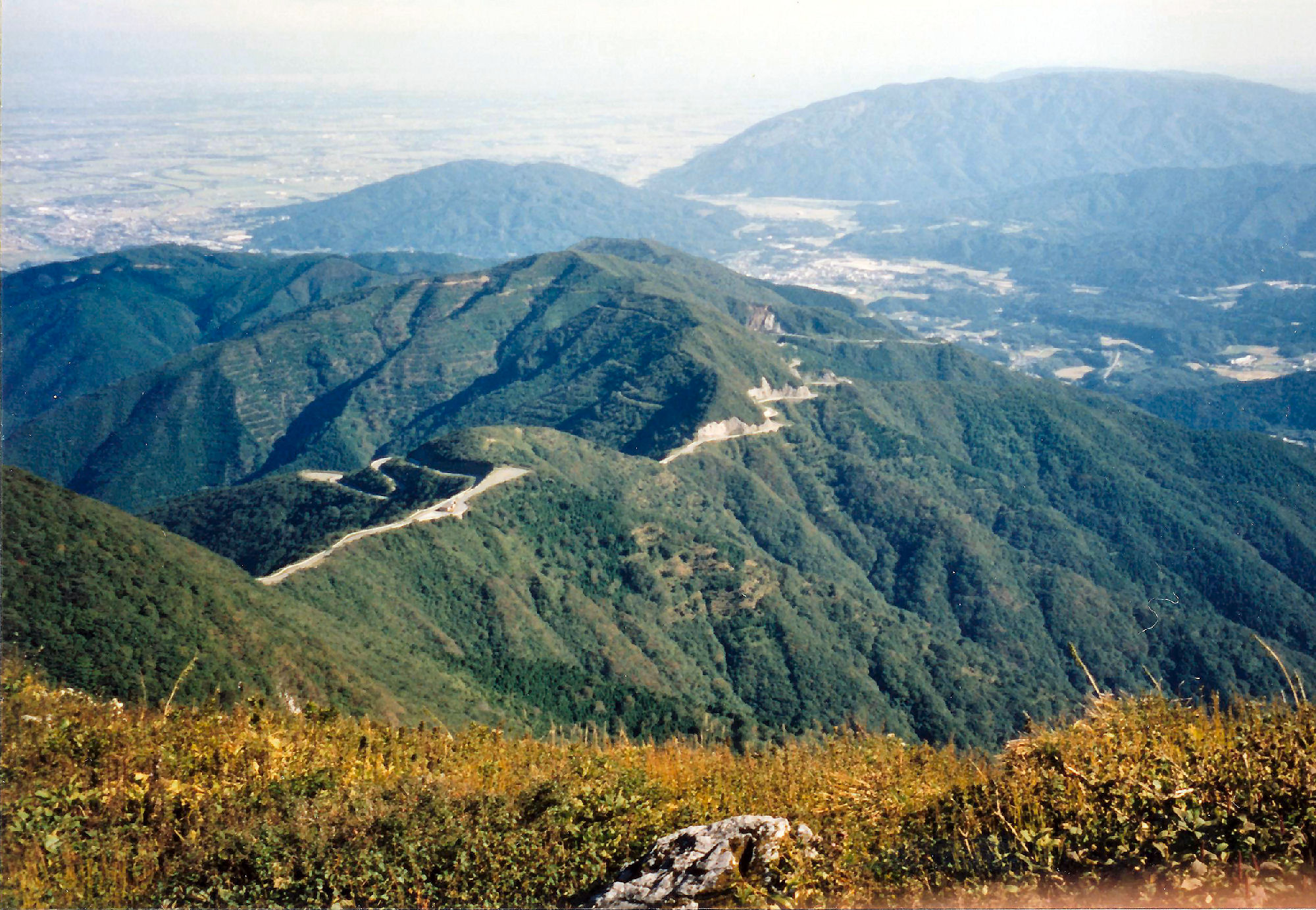 施設名 伊吹山ドライブウェー いぶきやまどらいぶうぇー 場 所 関ヶ原町関ヶ原 伊吹山山頂 型 式 規 模 全長17km 設置者 日本自動車道 株 完成年 1965 昭50 年 伊吹山ドライブウェー 撮影 鹿野勘次 概 要 岐阜 滋賀県境にまたがる伊吹山 標高